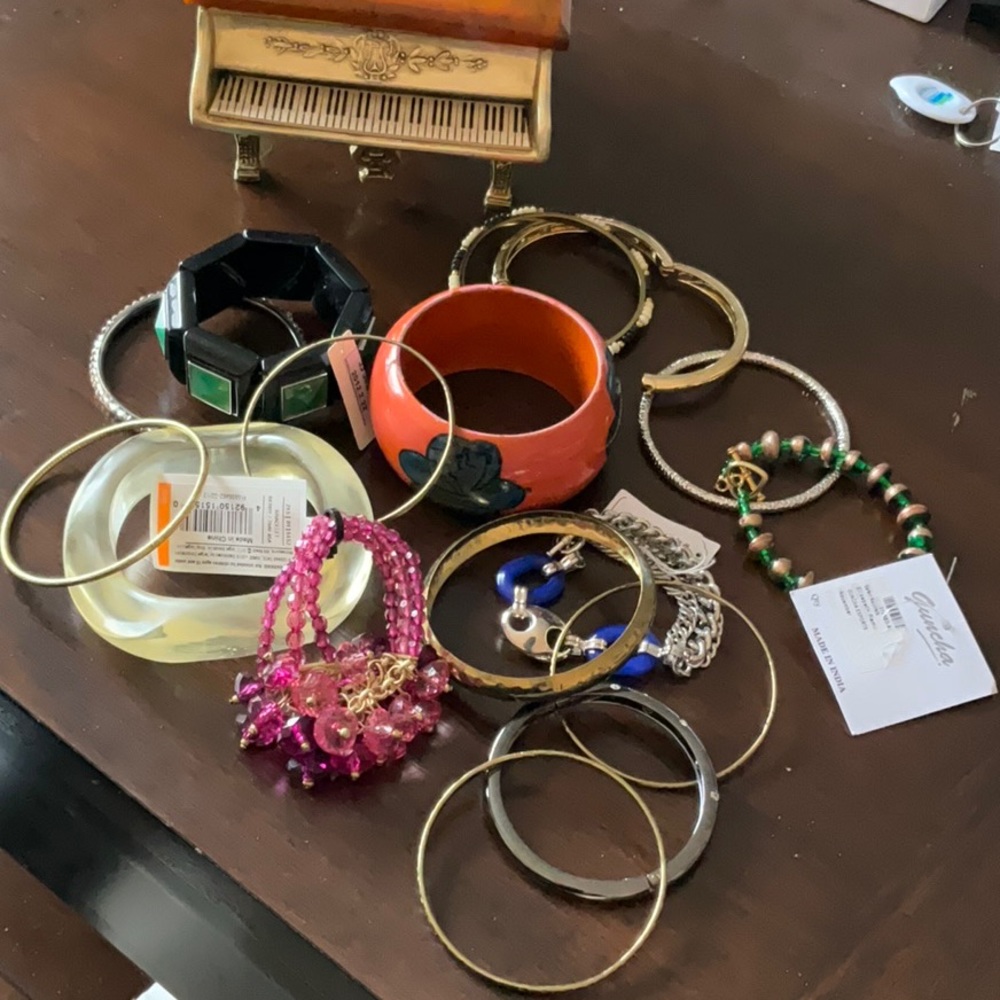 16 Costume Jewelry Bracelets, assorted types Plastic,Hinged, Stretch,Metal Round